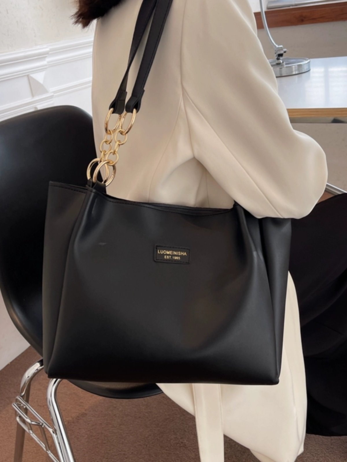 Versatile commuter shoulder bag for women