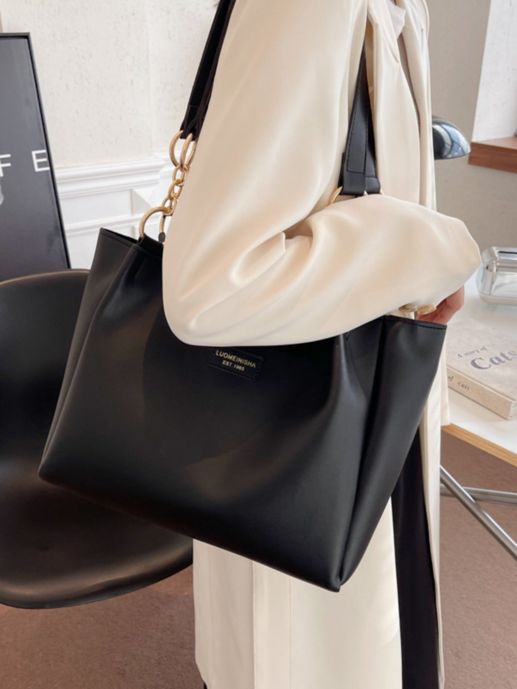 Versatile commuter shoulder bag for women