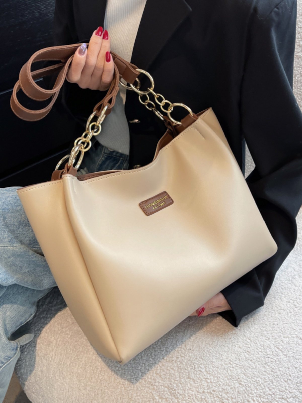 Versatile commuter shoulder bag for women